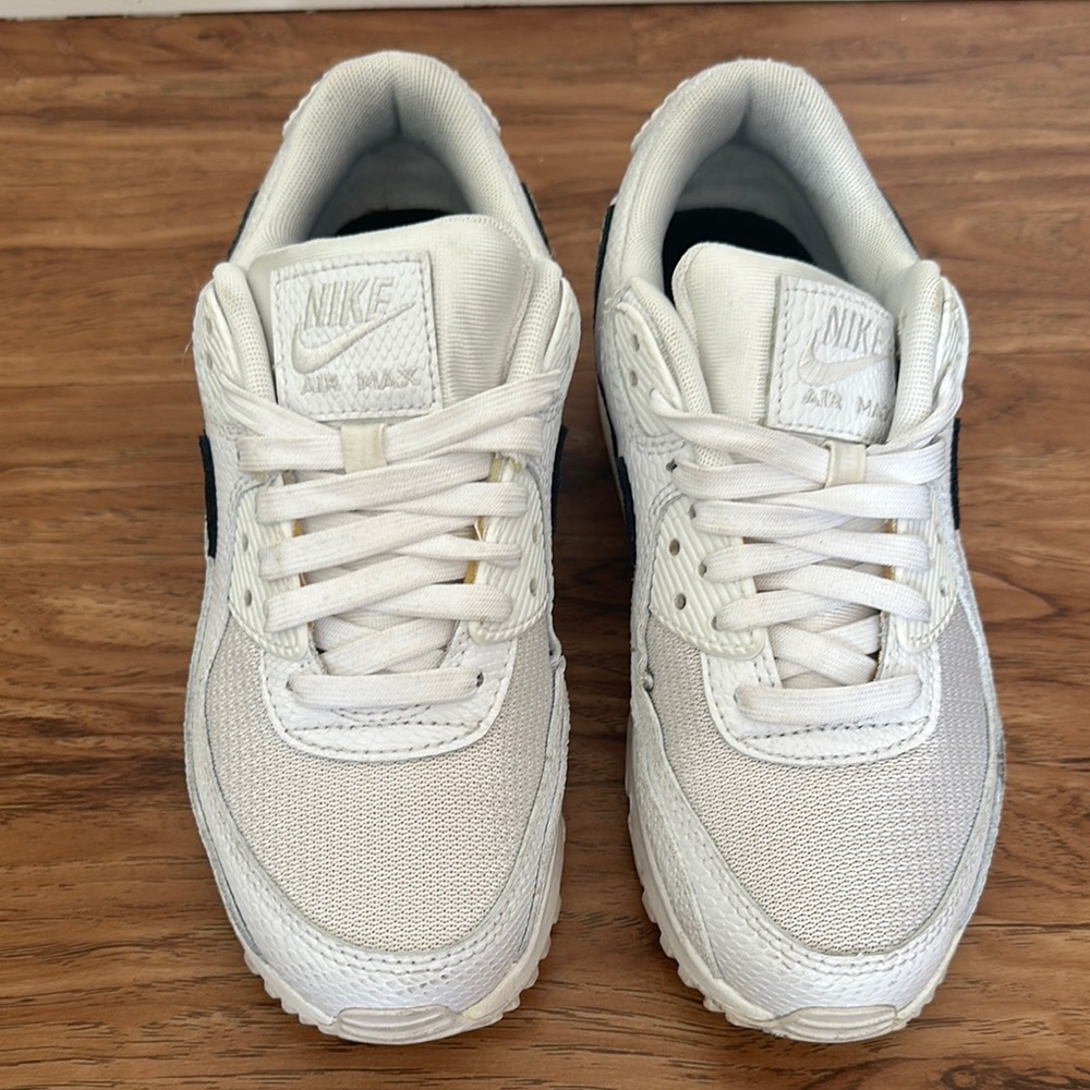 Nike White Low-Top Sneakers with Leather Upper
